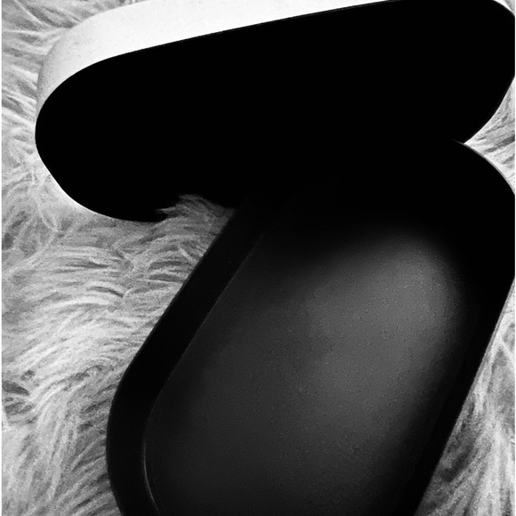 MAC LIMITED EDITION CREAM GLITTER and BLACK KEEPSAKE BOX - Picture 4 of 6